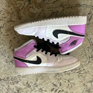 Grape jordans
Youth 5.5
Fits a women’s 7